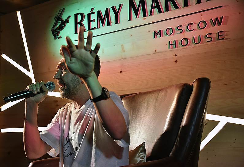 Лидер группировки «Ленинград» Сергей Шнуров на презентации своих картин в особняке La Maison Remy Martin