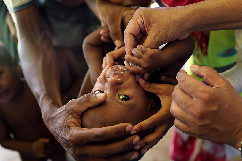 Кокс-Базар, Бангладеш. Ребенок получает вакцину против холеры в лагере беженцев-рохинджа