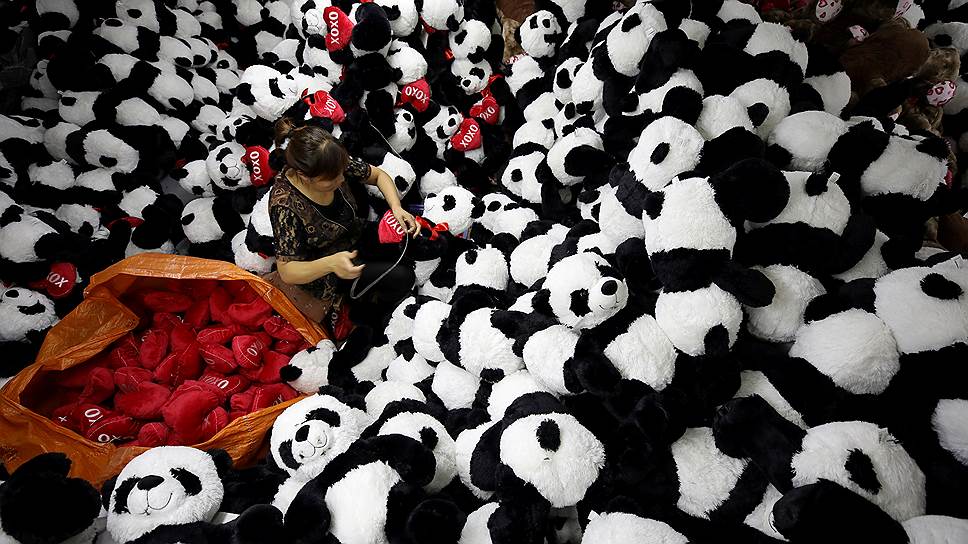 Ляньюньган, Китай.  Подготовка игрушечных панд к отправке в США и Европу