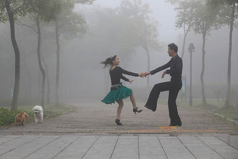 Хуайань, Китай. Танцующая пара в парке