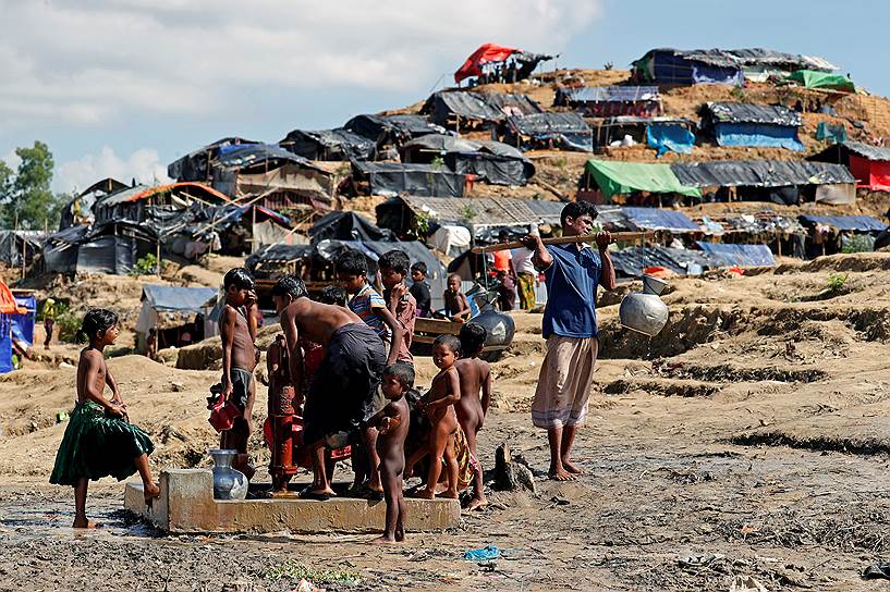 Кокс-Базар, Бангладеш. Беженцы-рохинджа наливают воду