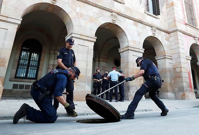 Барселона, Испания. Местная полиция проверяет канализационный люк 