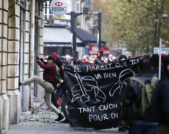 Париж, Франция. Участники митинга громят офис банка, протестуя против плана экономических реформ, предложенного президентом Франции Эмманюэлем Макроном