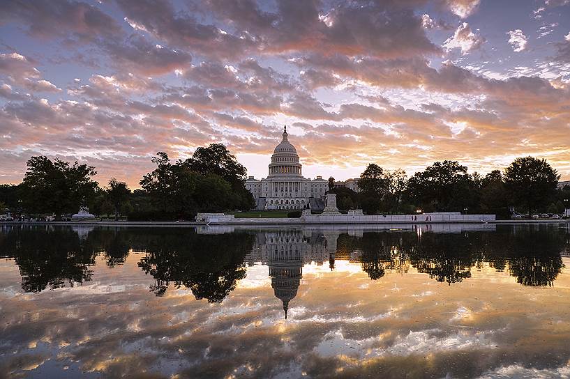 Вашингтон, США. Здание Конгресса США на Капитолийском холме в лучах восходящего солнца