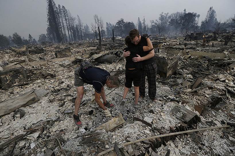 Санта-Роза, штат Калифорния (США). Местные жители осматривают руины своего дома, уничтоженного лесными пожарами