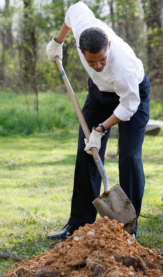 Президент США Барак Обама во время посещения национального парка в Вашингтоне в апреле 2009 года 