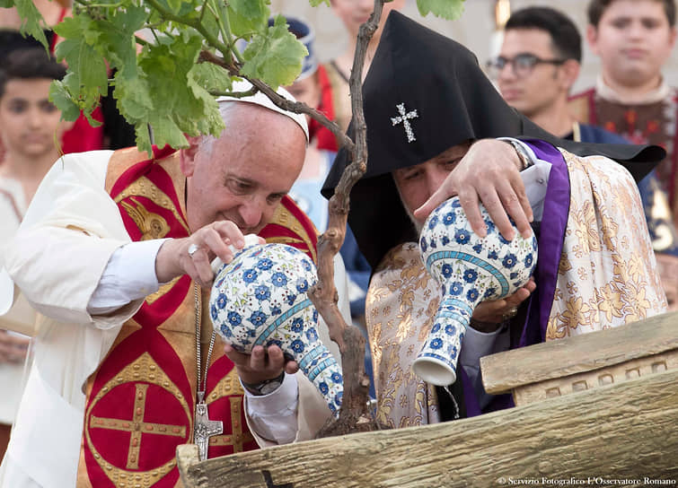 Папа римский Франциск и католикос всех армян Гарегин II поливают дерево, посаженное в модель Ноева ковчега в Ереване в июне 2016 года 