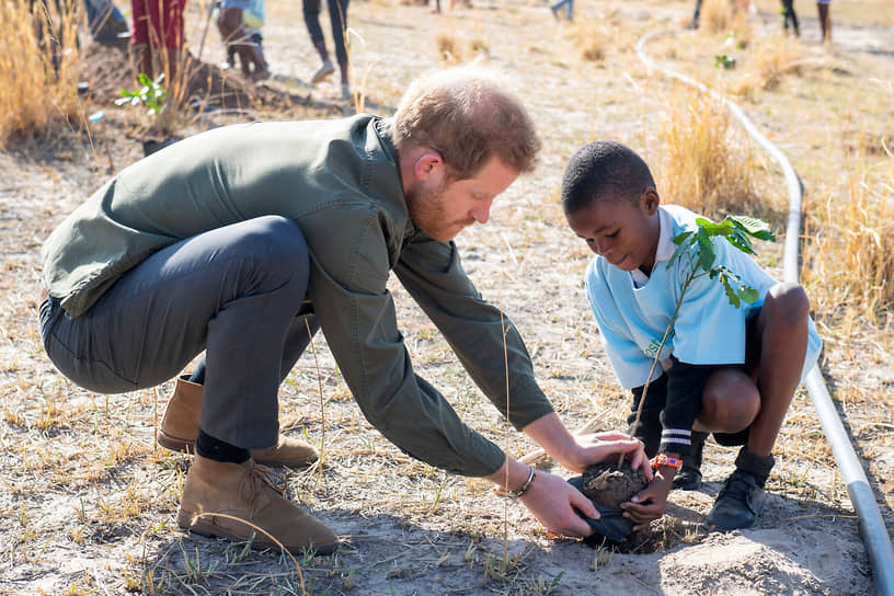 Британский принц Гарри с местным школьником в национальном парке Ботсваны в сентябре 2019 года  