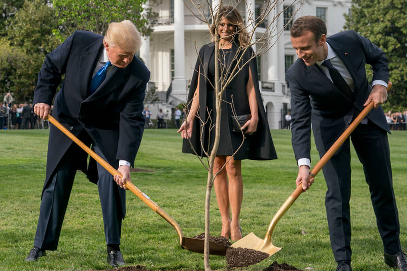 Президент США Дональд Трамп (слева), его супруга Мелания и президент Франции Эмманюэль Макрон в Вашингтоне в апреле 2018 года 