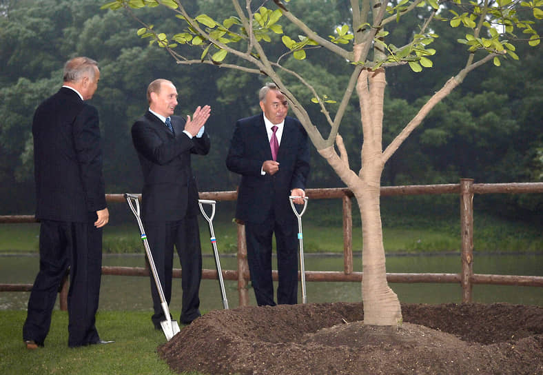 На фото (слева направо): президент Узбекистана Ислам Каримов, президент России Владимир Путин и президент Казахстана Нурсултан Назарбаев на саммите Шанхайской организации сотрудничества в июне 2006 года