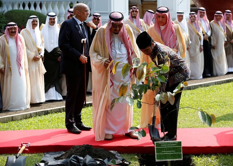 Король Саудовской Аравии Салман бен Абдель Азиз аль-Сауд и президент Индонезии Джоко Видодо (справа) во время посещения президентского дворца в Джакарте в марте 2017 года