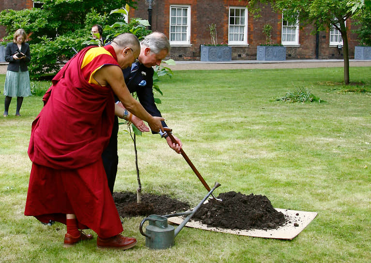 Далай-лама XIV и британский принц Чарльз в Лондоне в мае 2018 года 
