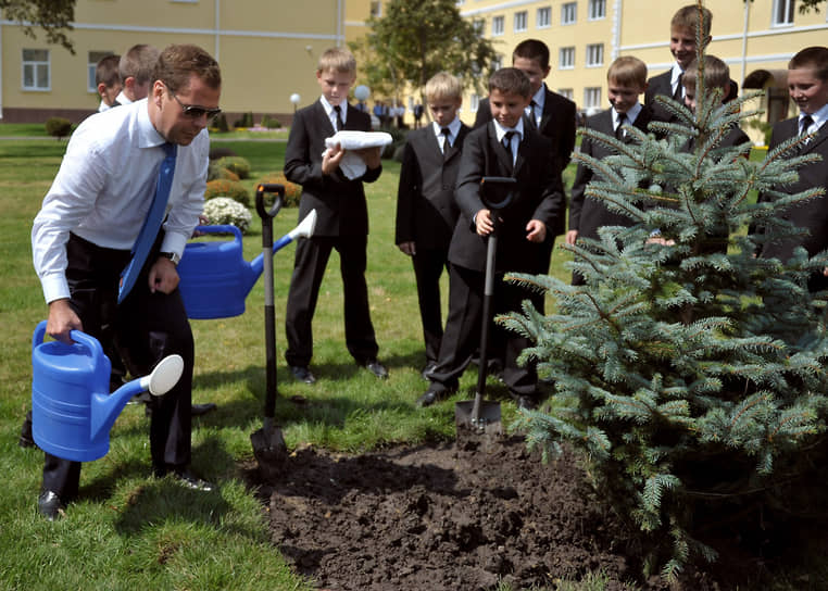 Президент России Дмитрий Медведев на церемонии открытия Ставропольского президентского кадетского училища в сентябре 2011 года