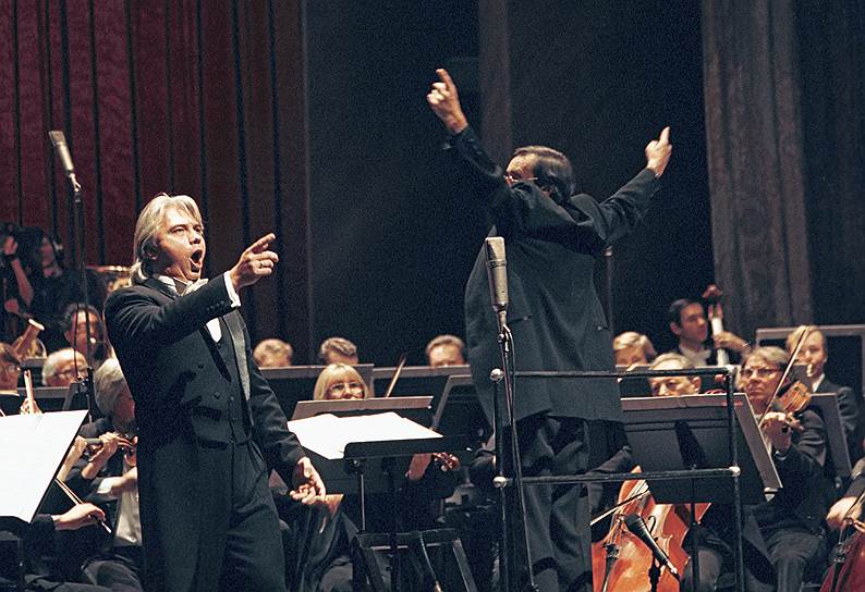 28 мая 2004 году Дмитрий Хворостовский стал первым оперным исполнителем, выступившим с оркестром и хором на Красной площади в Москве. Выступление транслировалось в более чем 30 странах