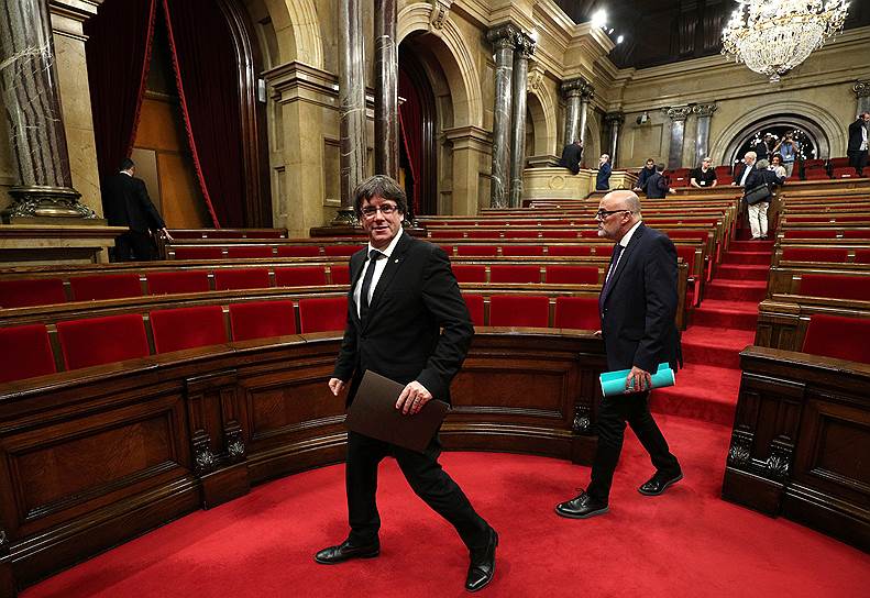 Глава правительства Каталонии Карлес Пучдемон (в центре)