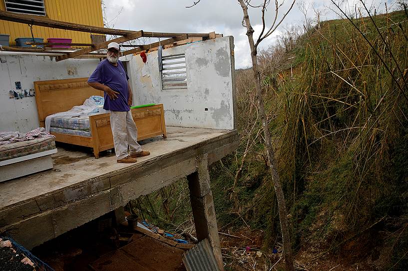 Сан-Хуан, Пуэрто-Рико. Местный житель осматривает руины своего дома, уничтоженного ураганом «Мария» 