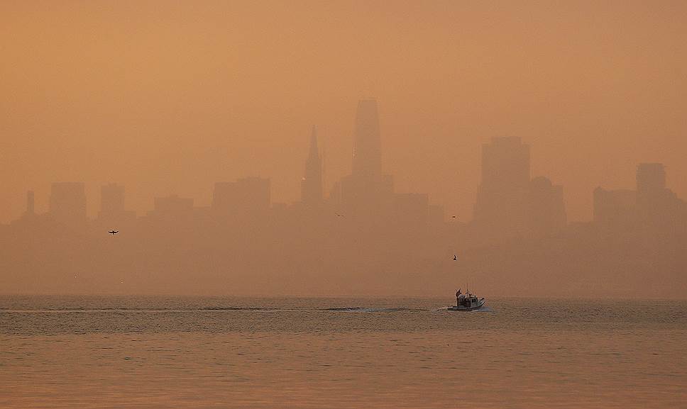 Сан-Франциско, штат Калифорния (США). Вид города в клубах дыма, вызванного лесными пожарами