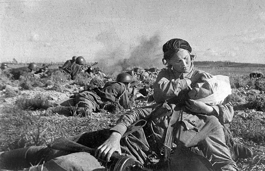 В отличие от обычных женщин-санинструкторов комсомолка Крылова не только спасала жизни советским солдатам, но и, как говорилось в литературных описаниях ее подвигов, сотнями убивала вражеских
