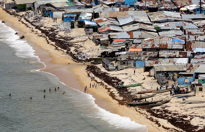 Монровия, Либерия. Вид на прибрежный поселок
