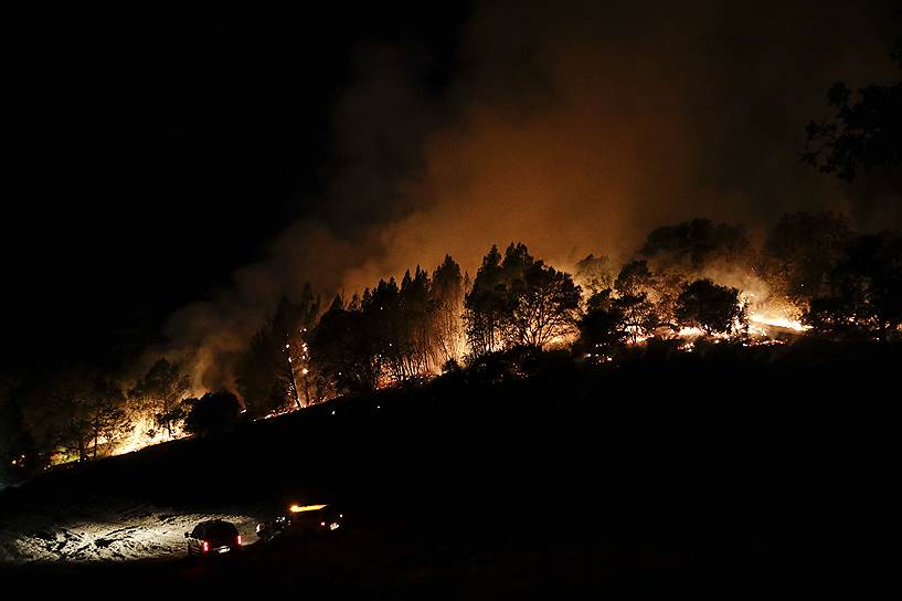 Калистога, штат Калифорния (США). Пожарные пытаются ликвидировать лесные пожары 
