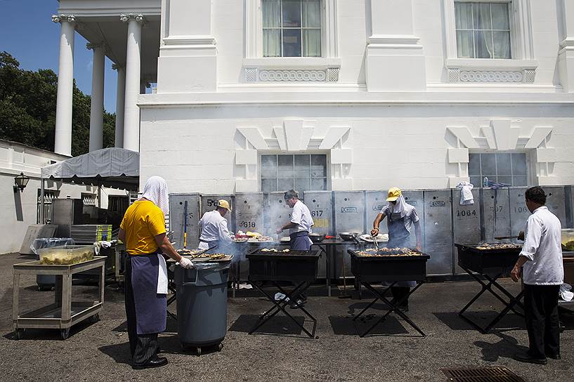 На фото: повара Белого дома жарят цыплят на День независимости 