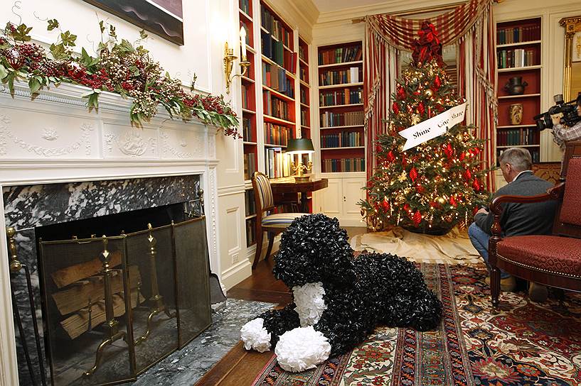 Первая новогодняя елка появилась в Белом доме в середине XIX века во время президентского срока Бенджамина Гаррисона. В 1961 году традиция размещении елки стала ежегодной. Примерно тогда же появилась традиция печь пряничный Белый дом&lt;br> 
На фото: библиотека Белого дома