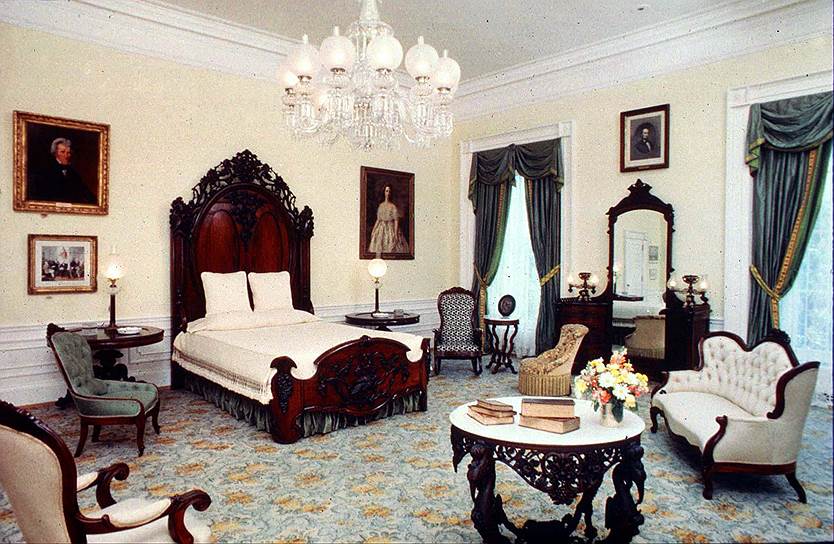 В январе 2017 года президент США Дональд Трамп признался, что проводит ночи в той же спальне, где ночевал еще Авраам Линкольн