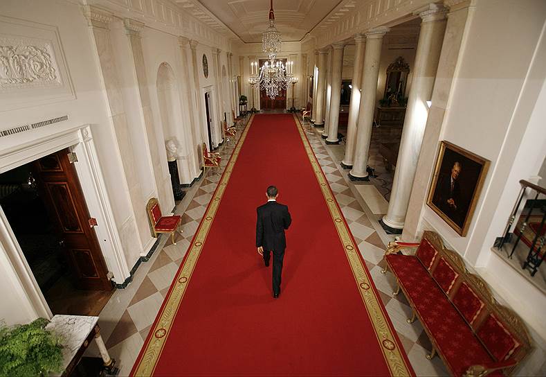 В Белом доме также имеется дорожка для боулинга, которая появилась во время президентского срока Гарри Трумэна (1945-1953 гг.)&lt;br> 
На фото: Барак Обама  идет вдоль Перекрестного зала