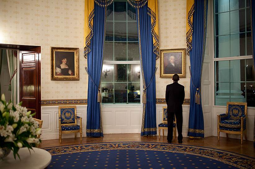 Президентская семья не платит арендную плату за проживание в Белом доме, однако продукты питания, туалетные принадлежности стирку одежды она оплачивает самостоятельно
&lt;br> На фото: Барак Обама разглядывает портрет второго президента США Джона Адамса в Голубой комнате
