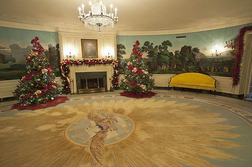 Перед Рождеством Белый дом украшают новогодними гирляндами, фигурками и венками&lt;br> 
На фото: Зал дипломатических приемов, в котором иностранные послы вручают верительные грамоты 