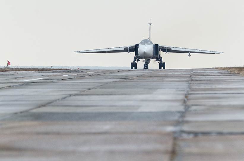10 октября. На сирийском аэродроме Хмеймим разбился российский Су-24. Экипаж самолета не успел катапультироваться и погиб