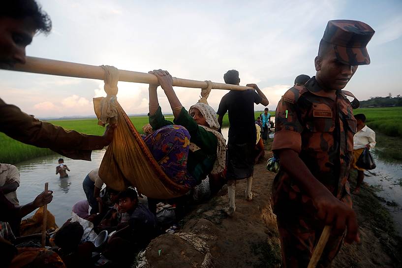 Паланг Хали, Бангладеш. Родственники несут утомленную беженку-рохинджа из Мьянмы