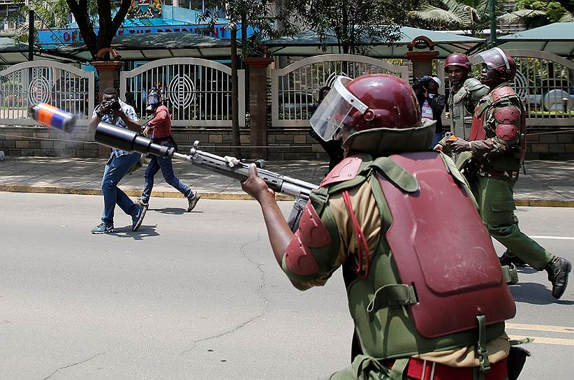 Найроби, Кения. Полиция применяет слезоточивый газ для разгона оппозиционеров