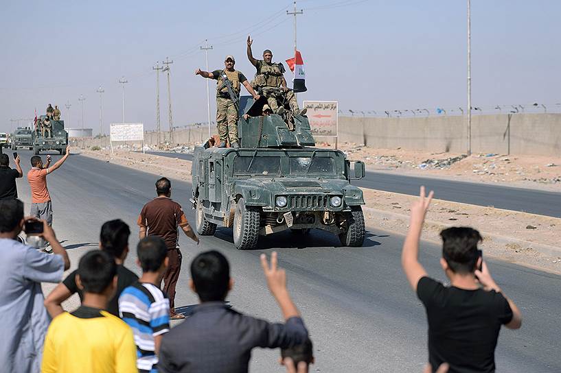 Киркук, Ирак. Местные жители приветствуют иракских военных, въезжающих в город