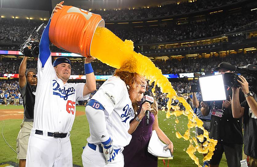 Лос-Анджелес, США. Бейсболист «Лос-Анджелес Доджерс» поздравляет коллегу с победой над «Чикаго Кабс»