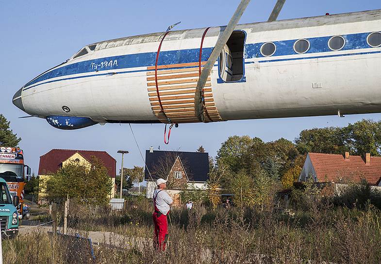 Грюнц, Германия. Транспортировка фюзеляжа Ту-134 в музей авиационной техники