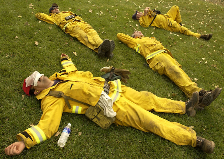 Калифорнийские пожарные после тушения Национального леса Сан-Бернардино, 2003 год