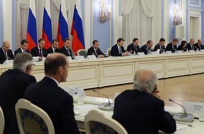 Премьер-министр Дмитрий Медведев (в центре) на заседании Консультативного совета по иностранным инвестициям