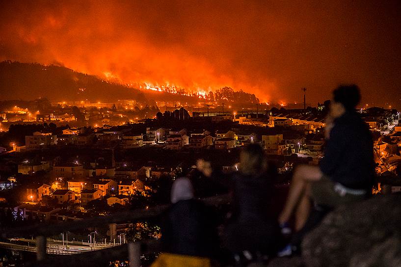 Брага, Португалия. Местные жители наблюдают за лесным пожаром