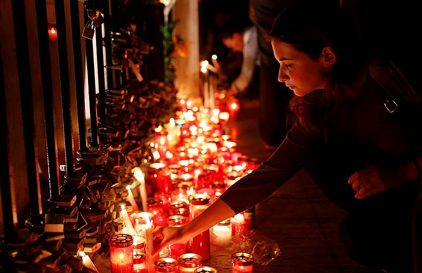 Сент-Джулианс, Мальта. Женщина зажигает свечу у монумента любви