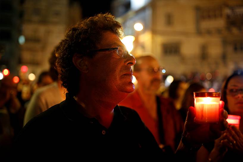 Сент-Джулианс, Мальта. Мужчина на траурном бдении со свечами