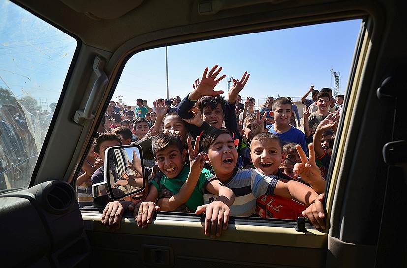 Киркук, Ирак. Мальчики радостно встречают иракских военных 