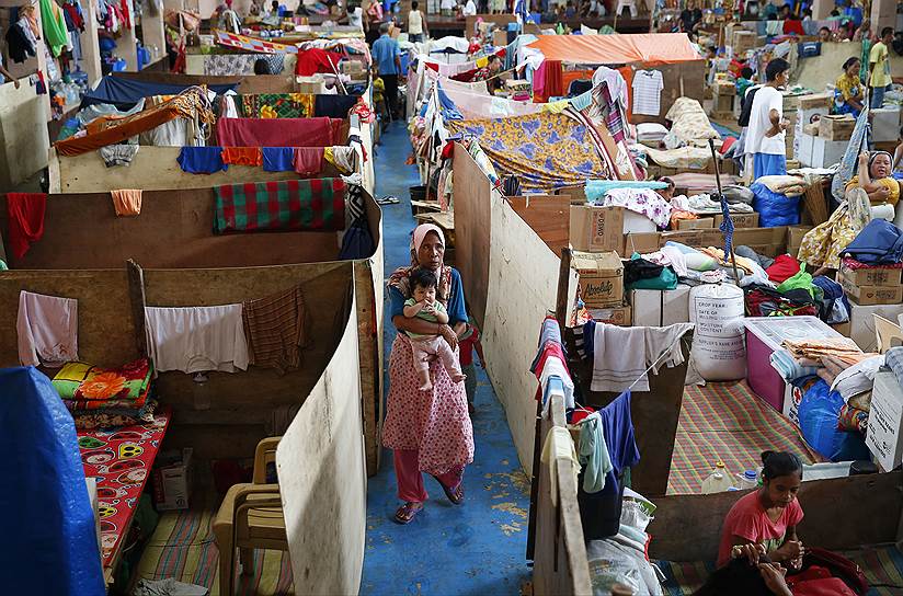 Балой, провинция Северный Ланао (Филиппины). Беженцы из города Марави, в котором с мая продолжался вооруженный конфликт между филиппинскими военными и исламистскими группировками 