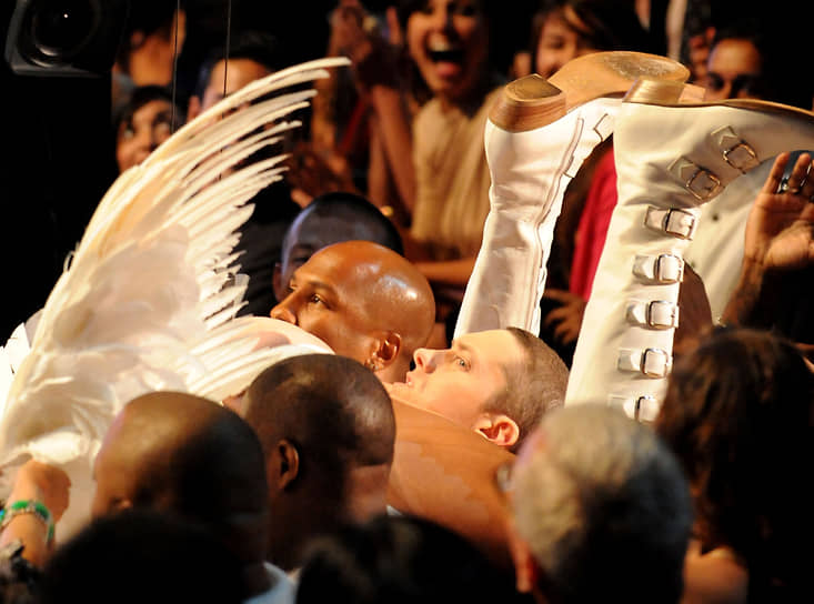 На церемонии «MTV Movie Awards 2009» в Лос-Анджелесе Эминему прямо под нос своей пятой точкой приземлился персонаж Бруно, сыгранный Сашей Бароном Коэном. Позже рэпер признался, что эта шутка была заранее спланирована и отрепетирована, правда на репетиции Барон Коэн был в брюках
