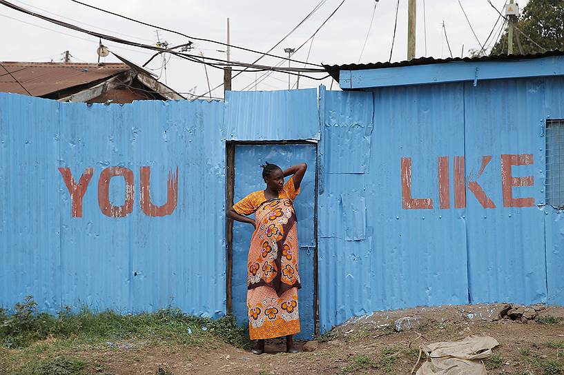 Найроби, Кения. Женщина собирается на оппозиционный митинг кандидата в президенты Раила Одинга, который оспаривает итоги прошедших выборов