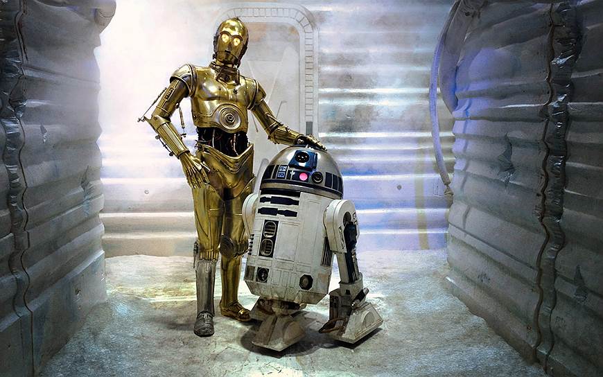 «Звёздные войны: Эпизод 4 — Новая надежда» (1977)&lt;br>
Слоган: «Прибывают в вашу вселенную этим летом»&lt;br>
В научно-фантастической саге Джорджа Лукаса было сразу несколько типов дроидов. Один из них — астромеханический дроид R2-D2, имеющий бочкообразную форму с вращающимся куполом. Друг R2-D2 — дроид C-3PO по форме напоминает человека, хотя и покрыт золотом