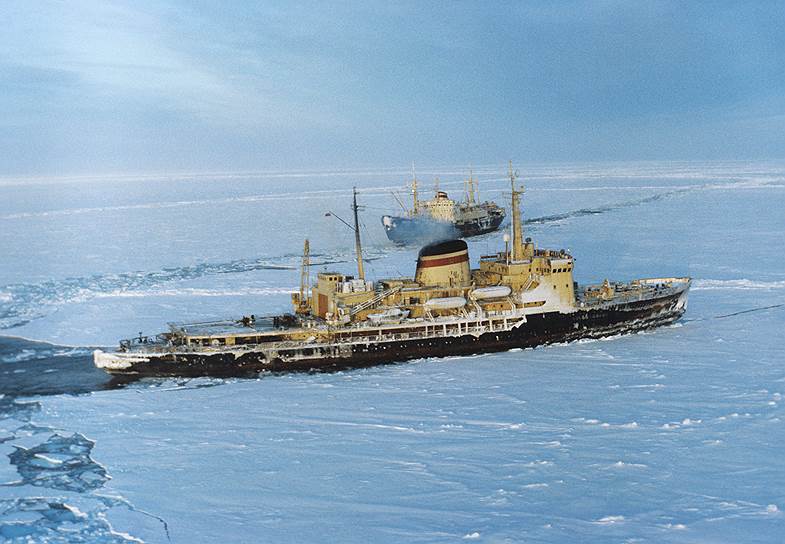 Дизель-электроход «Михаил Сомов» был введен в эксплуатацию в 1975 году (Херсонский судостроительный завод). В 1985 году получил широкую известность, оказавшись в ледовом плену в водах Антарктики. В итоге, судно провело в вынужденном дрейфе 133 дня. По мотивам этих событий был снят российский фильм «Ледокол»