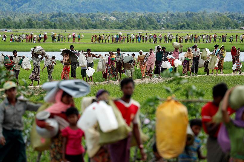 Паланг Хали, Бангладеш. Мусульмане-рохинджа из Мьянмы на пути в лагерь беженцев