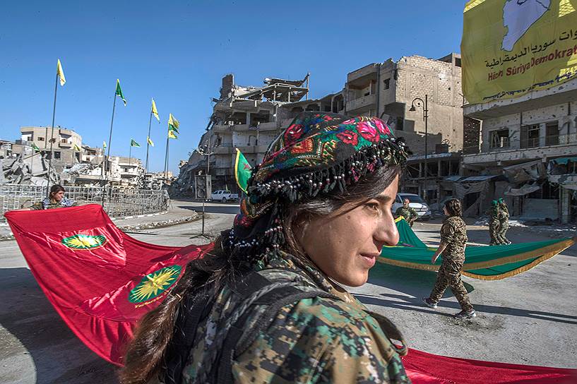 Ракка, Сирия. Курдские женщины, участвовавшие в боях с «Исламским государством», празднуют освобождение города