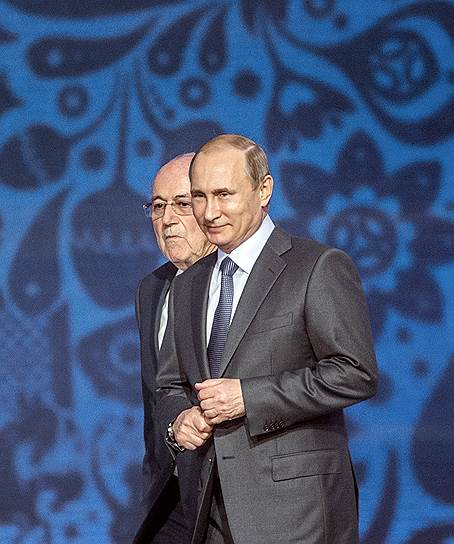 Бывший президент Международной федерации футбола (FIFA) Зепп Блаттер (слева) и президент России Владимир Путин